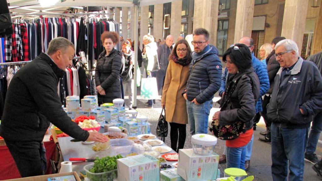 Un banco del mercato settimanale (foto di archivio)