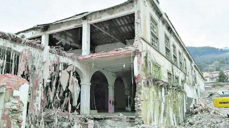 È cominciata la demolizione dell’ex lanificio Canovai. Per tutto i vaianesi era stato chiamato “il Macchinone”