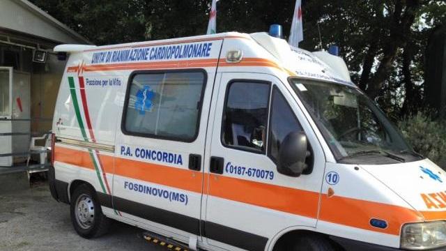 Camion si ribalta sull'A15, muore il conducente