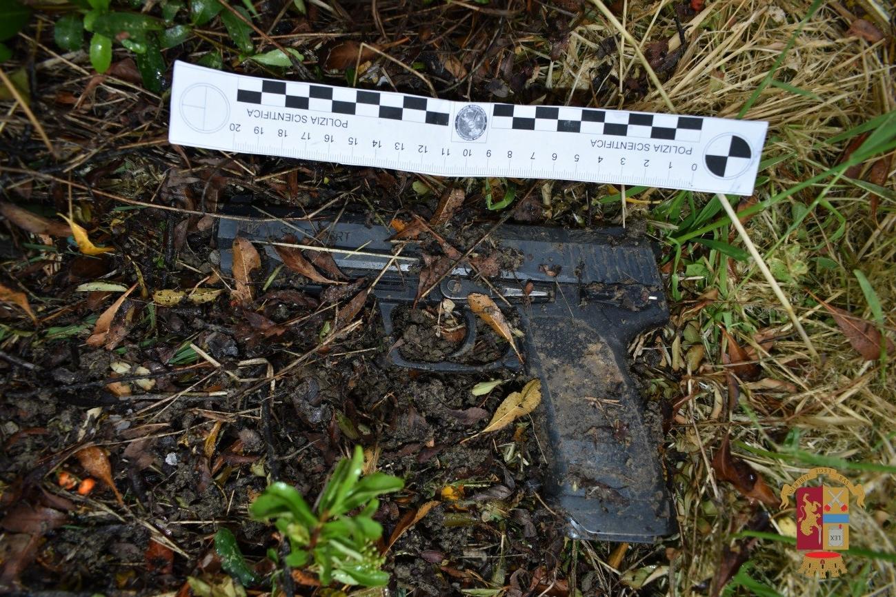 La pistola usata al campo nomadi di Correggio