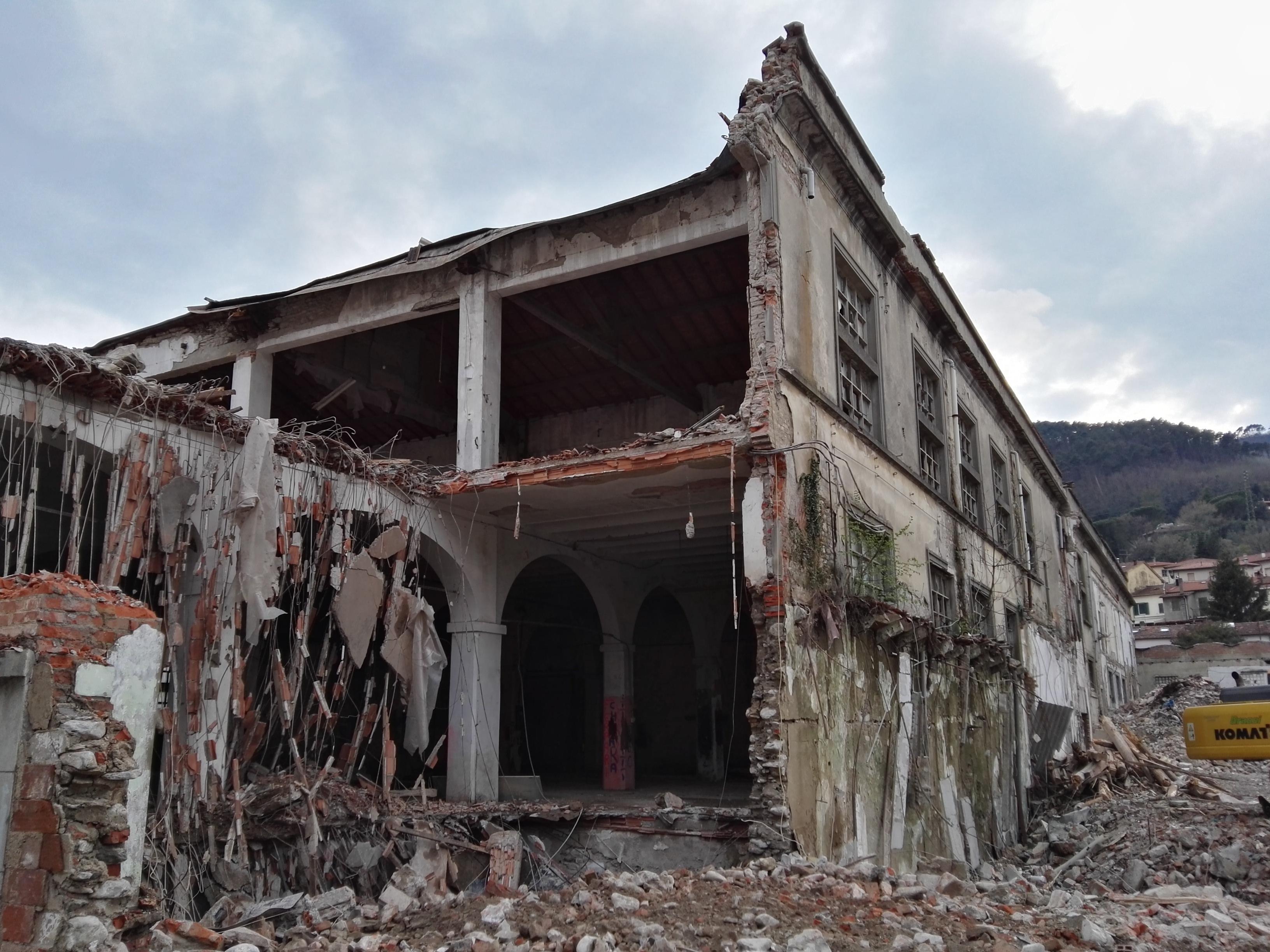 La demolizione dell'ex lanificio Canovai
