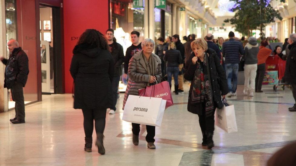 Modena. Grandemilia, commessi, vita dura al centro commerciale 