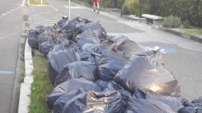 Lungomare pieno di rifiuti «Un brutto biglietto da visita »
