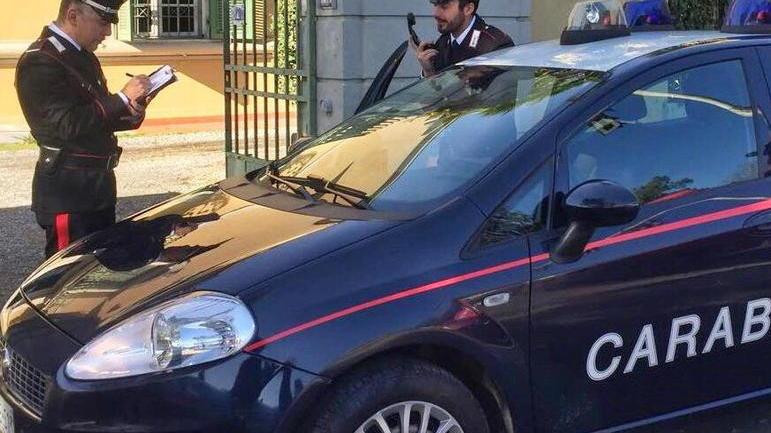 Si getta sull’Aurelia per sfuggire alla cattura