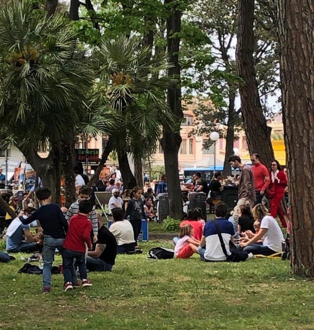 Cibo da strada: piace ai turisti, non a residenti e negozianti