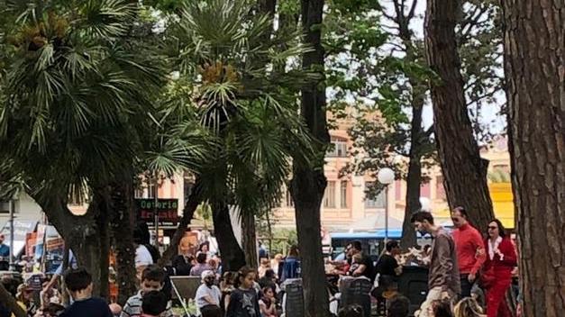 Cibo da strada: piace ai turisti, non a residenti e negozianti