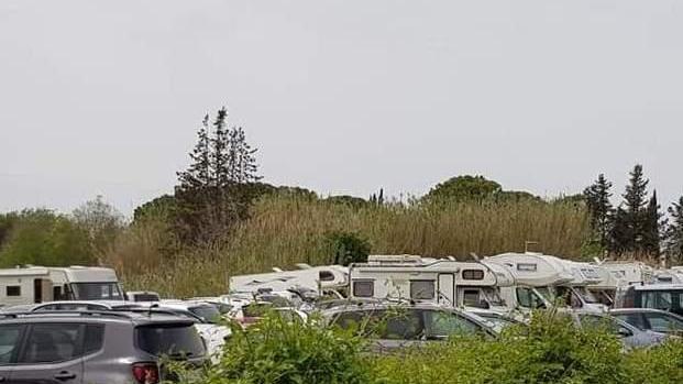 Caos alle Cascatelle La polizia municipale bacchetta i camperisti