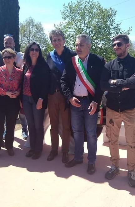 Inaugurata la statua voluta dalle famiglie di due ragazzi vittime della strada 
