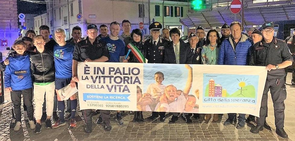 Maratona benefica per salvare bambini fa tappa in piazza