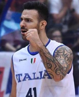 All’asta anche la canotta del grande ex Sacchetti 