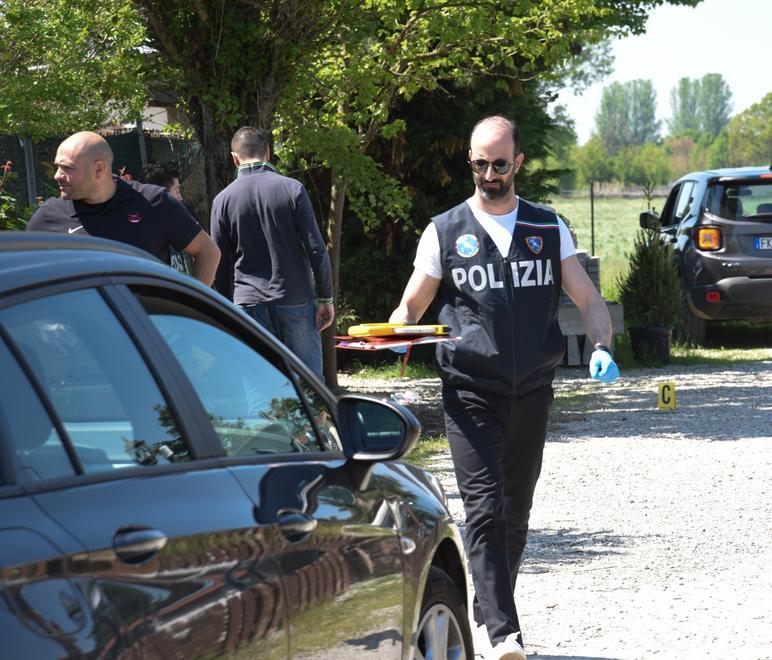 Il 32enne ferito da un colpo di rimbalzo 