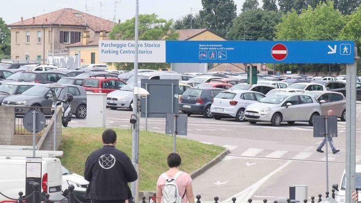 Rivoluzione al Kennedy, una siepe attorno al piazzale con ingresso solo per autorizzati