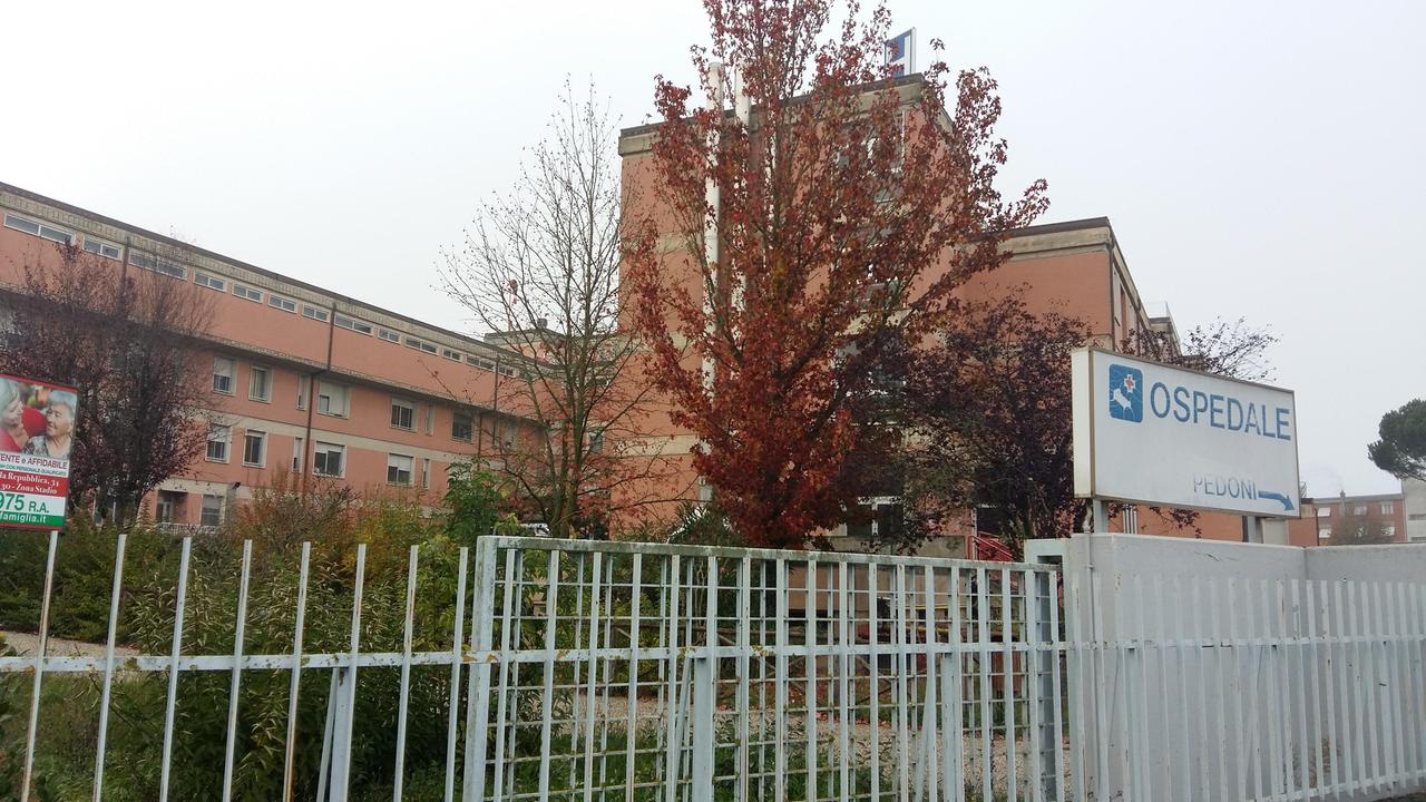 Auto contro un albero, muore a 26 anni. Altri due giovani gravi