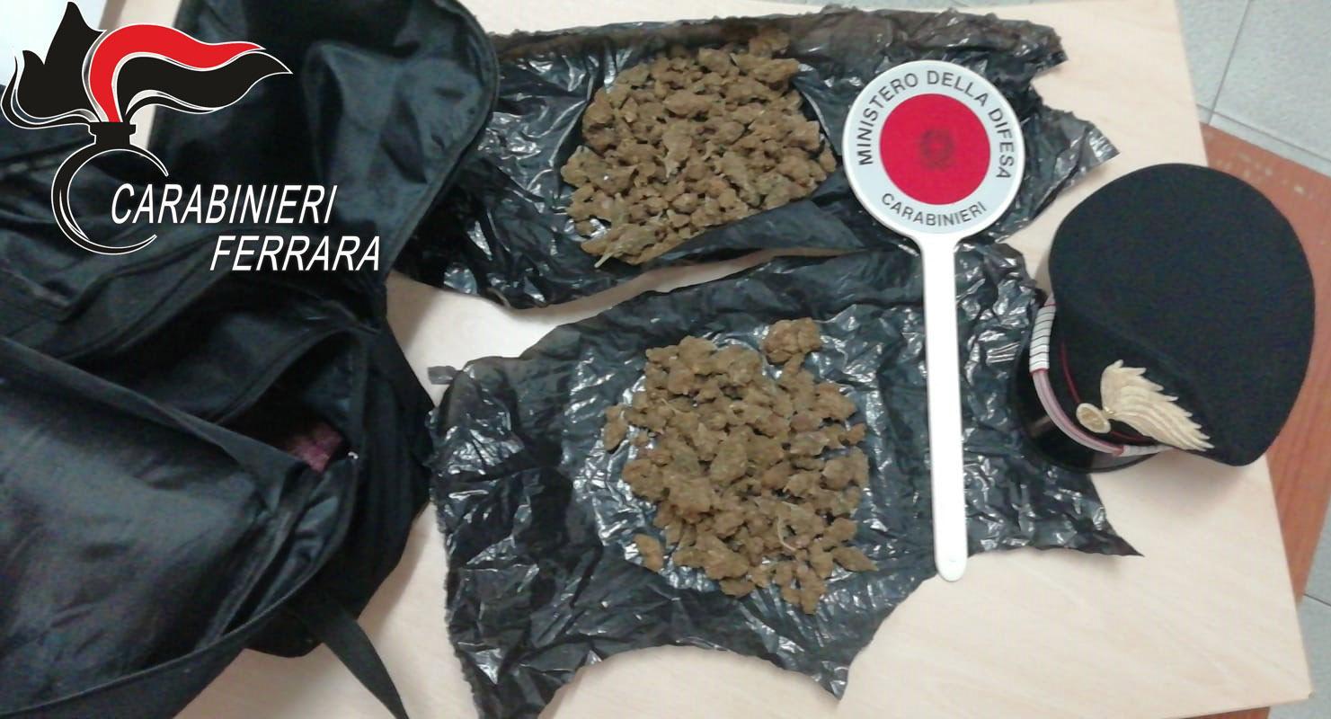 Getta due etti di droga e scappa, poi calci e pugni ai carabinieri 