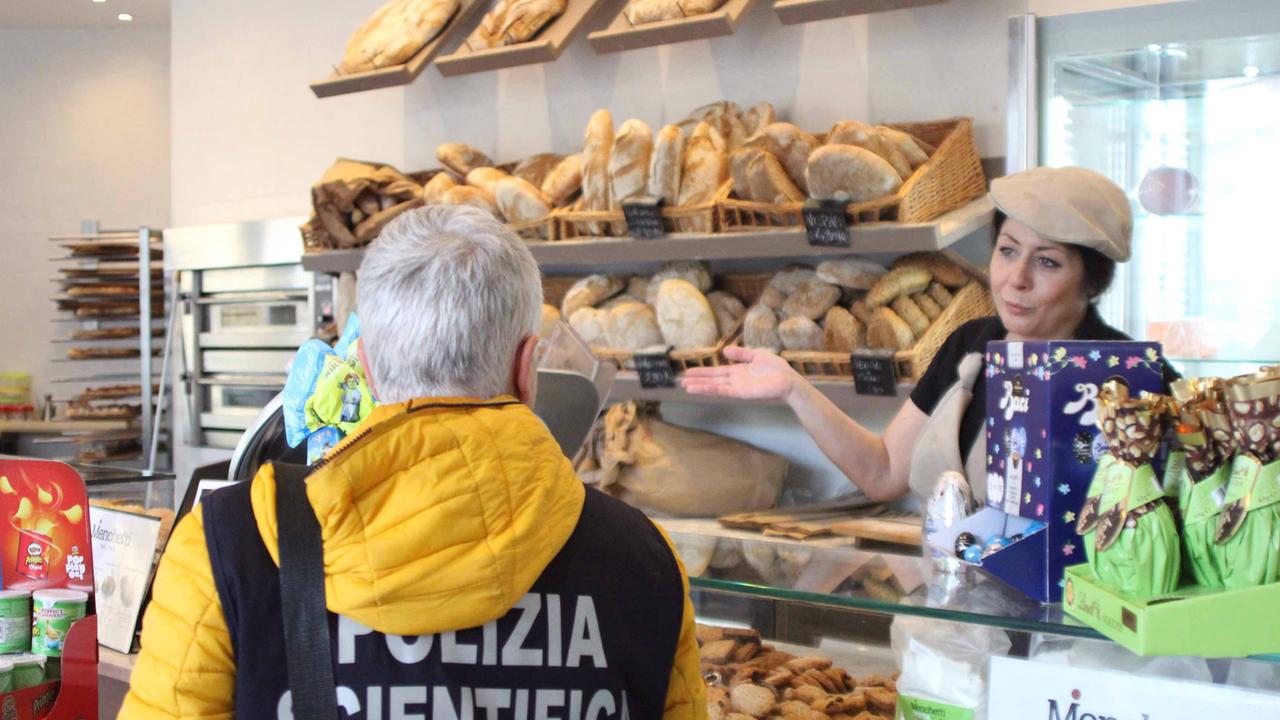 Il sopralluogo della Scientifica al panificio Menchetti (foto Batavia)