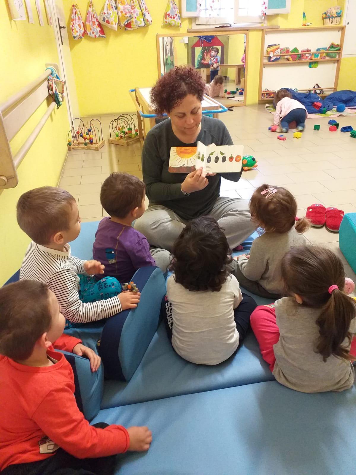 I bambini dell'asilo nido insieme a un'educatrice