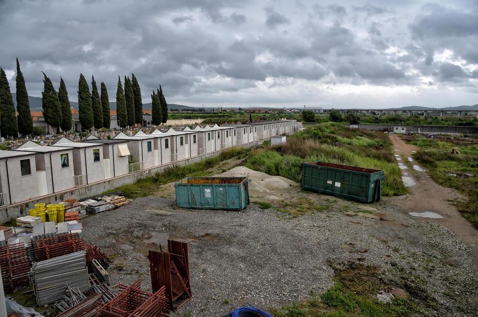 l’area accanto al cimitero di Sterpeto dove verrà realizzato il tempio per la cremazione (foto Bf)