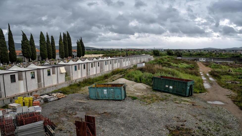 l’area accanto al cimitero di Sterpeto dove verrà realizzato il tempio per la cremazione (foto Bf)