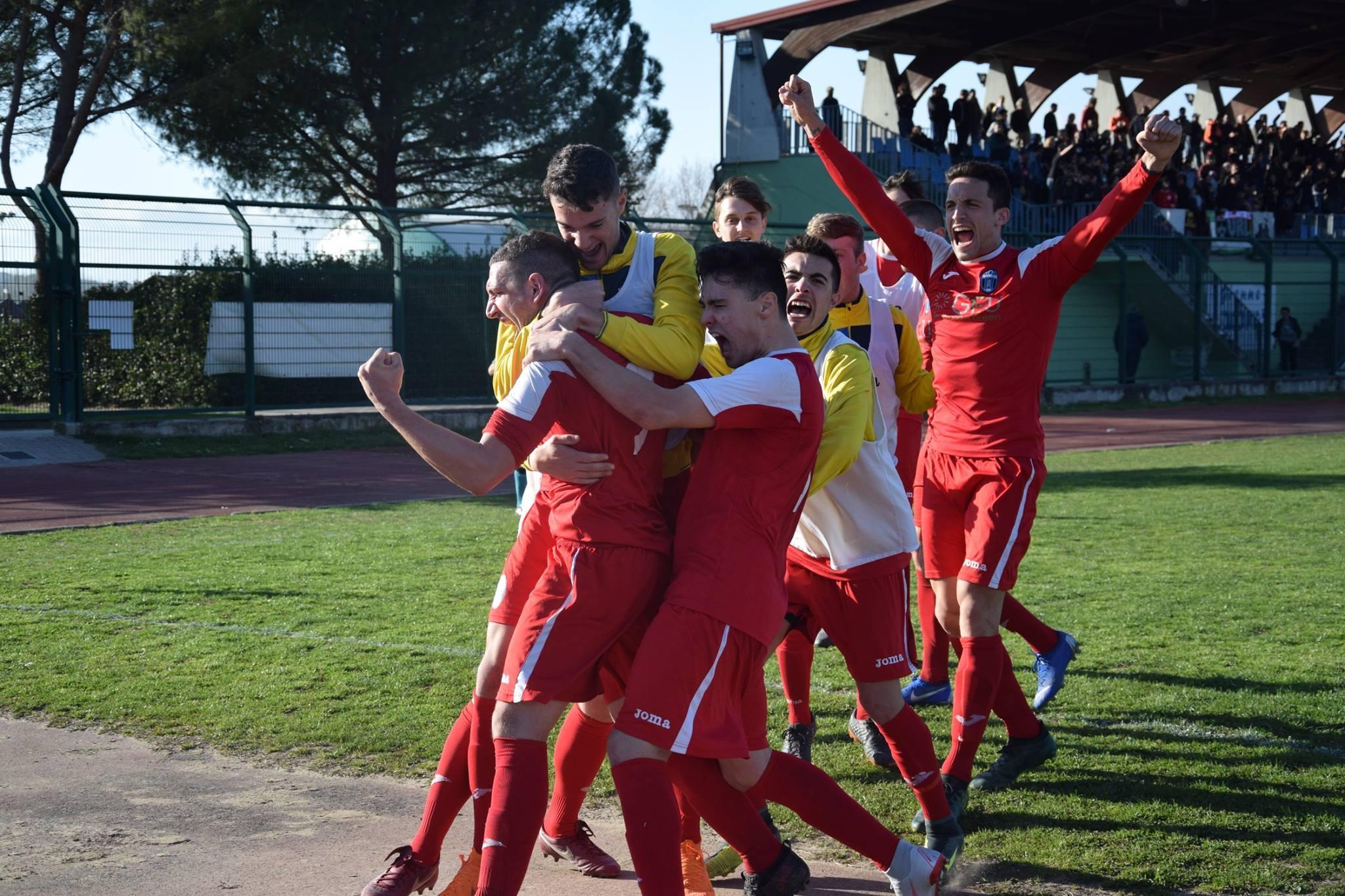 I giocatori della Pecciolese esultano dopo un gol: la loro potrebbe essere l'impresa sportiva più importante della storia del paese (Foto FcPecciolese)
