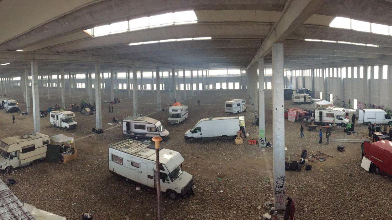 Rave party nella zona dell'interporto a San Miniato: i camper dei partecipanti
