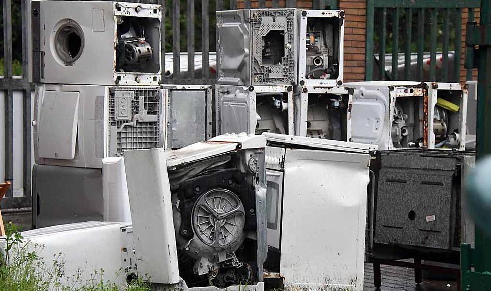 Dai tetti cade intonaco E dentro serve il caschetto