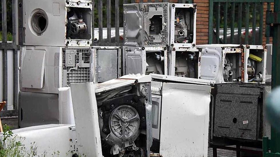 Dai tetti cade intonaco E dentro serve il caschetto
