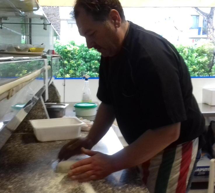 Arte partenopea al Molo Beverello E tra le pizze c’è il cappello di Totò 