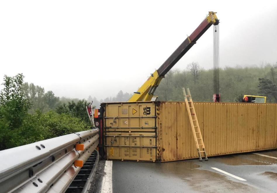 Perde il controllo del tir sull’autostrada Muore il conducente: aveva 52 anni