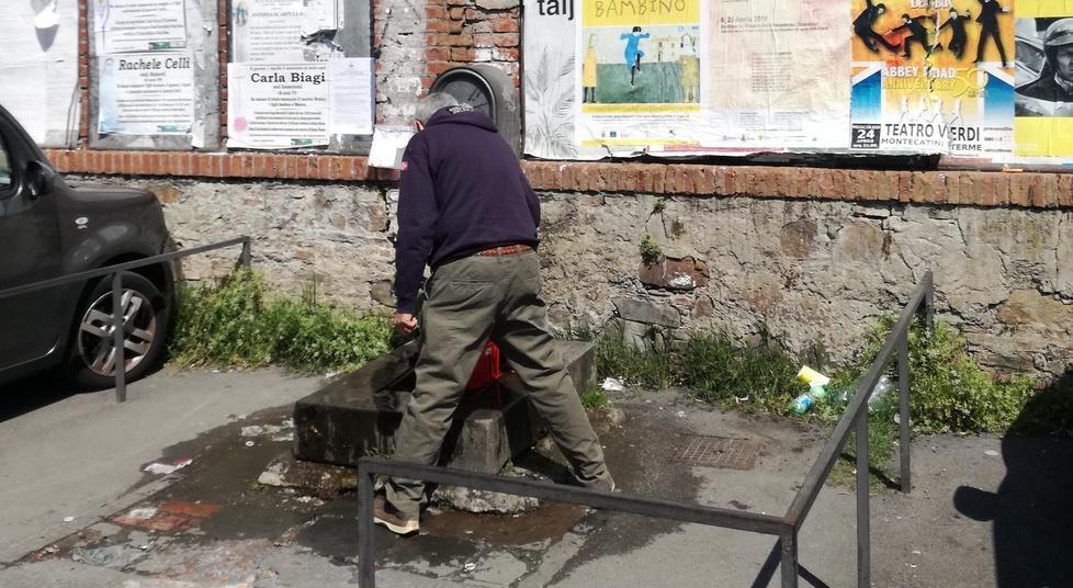 Mura scrostate e quel tempietto in abbandono