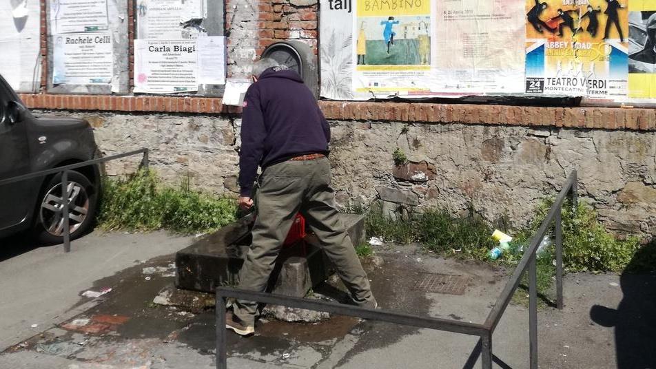 Mura scrostate e quel tempietto in abbandono