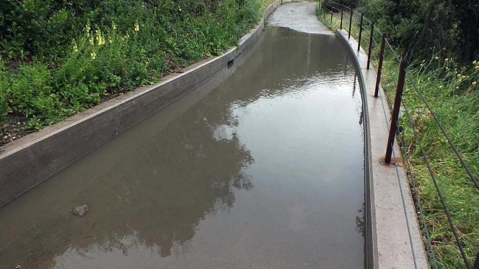 Strada allagata e locale chiuso