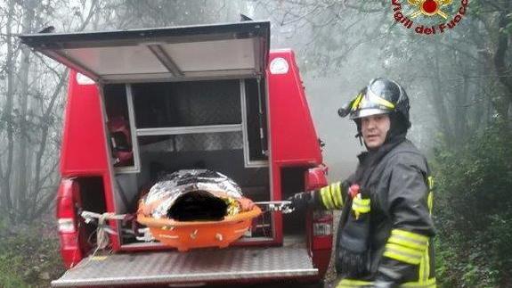 Cade e sbatte la testa Soccorso nel bosco