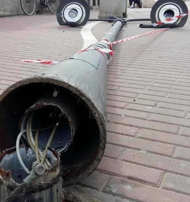 Lampione cade sul lungomare Paura in città 