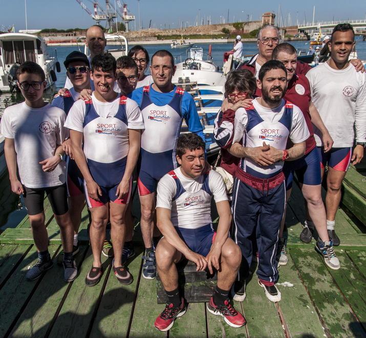 La sfilata lungo i fossi e la sfida a colpi di remo dei ragazzi disabili 