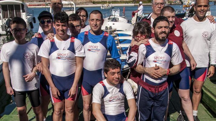 La sfilata lungo i fossi e la sfida a colpi di remo dei ragazzi disabili