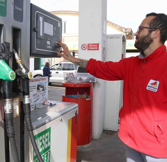 «La benzina aumenta e siamo noi a pagare. Dai politici solo promesse ma le accise crescono» 