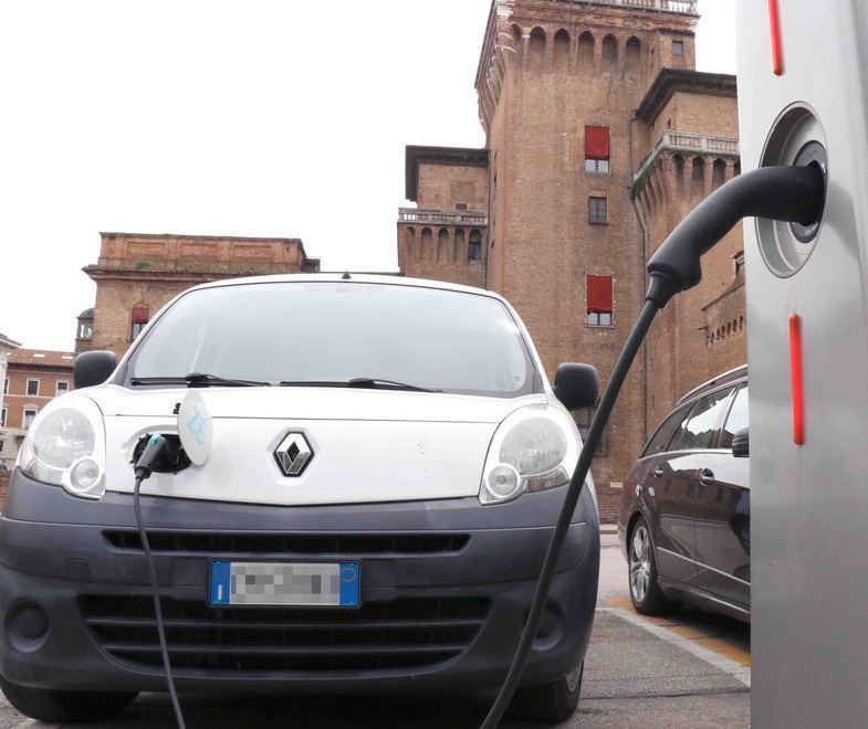 Via libera alle auto elettriche “pure”: permessi ztl e sosta gratuita in città 