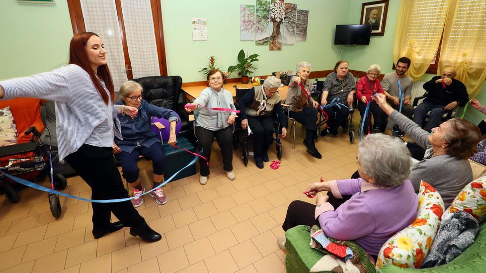 Flash mob nella casa di riposo, gli anziani lanciano la sfida 