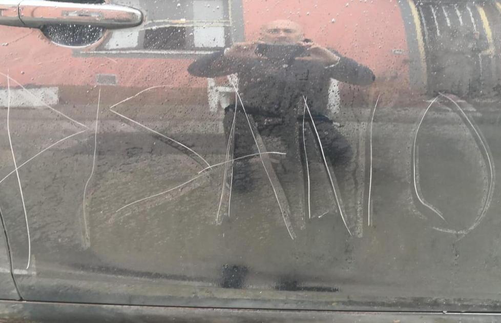 L’auto danneggiata nel parcheggio della piscina di Livorno