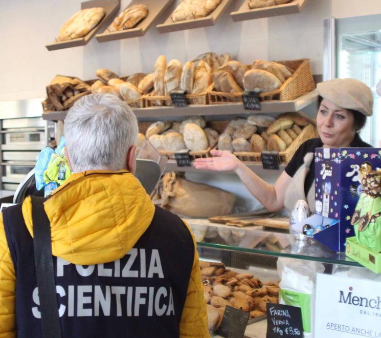 Il sopralluogo della polizia scientifica al Panificio Menchetti