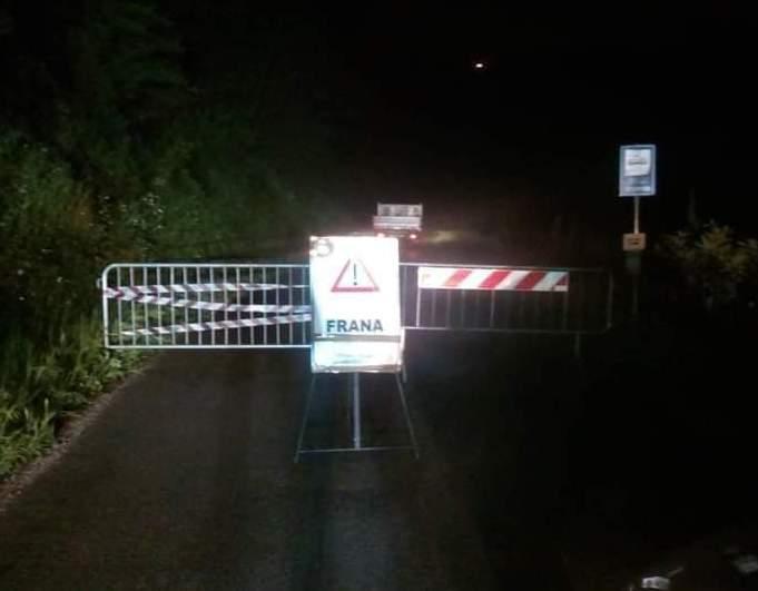 ll cartello e le transenne poste di notte a chiusura della strada in prossimità del Ponte di Sorana