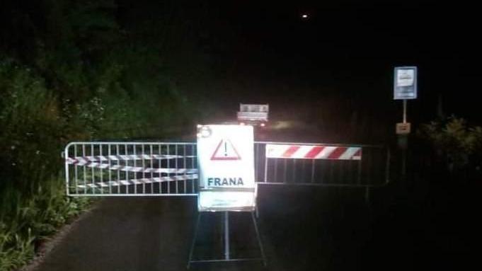 ll cartello e le transenne poste di notte a chiusura della strada in prossimità del Ponte di Sorana