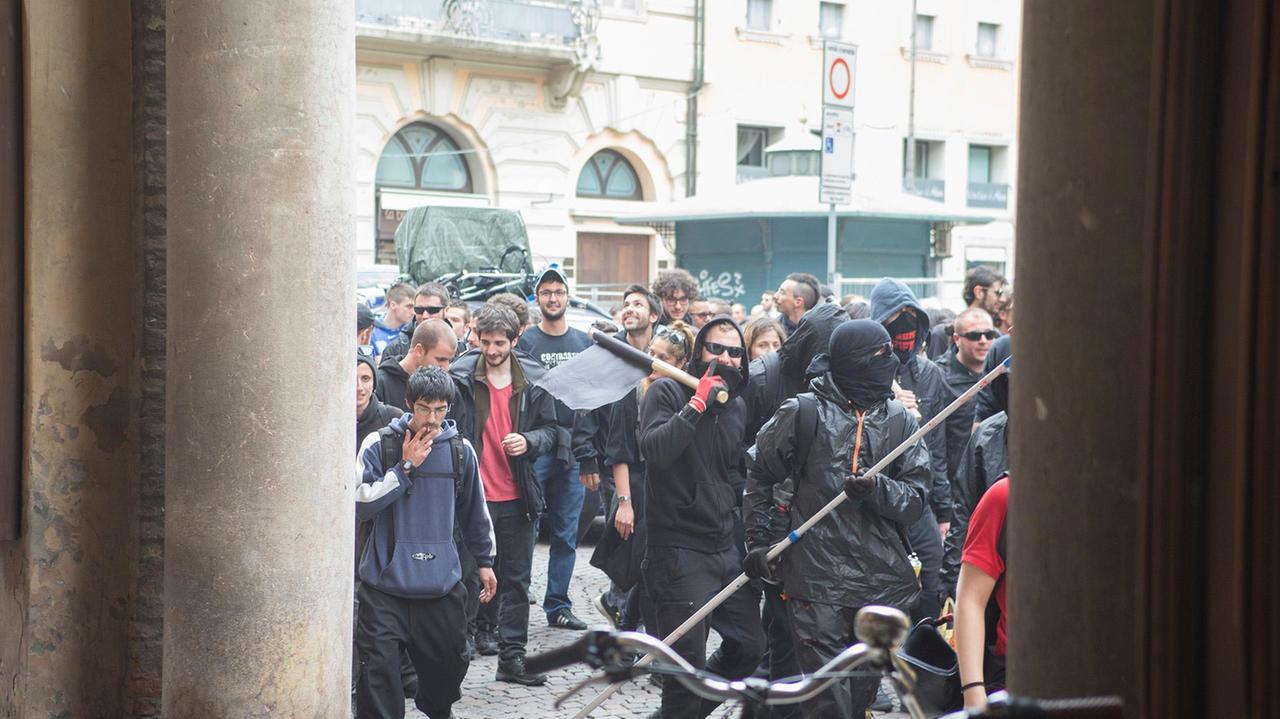 Corteo anarchico contro Cpr danni in città. Muzzarelli: "Sono imbecilli" Salvini: "Modena devastata"