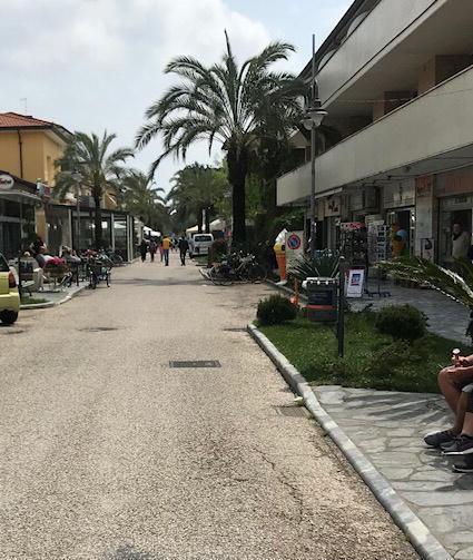 Al via Marina in Fiore alcuni negozi protestano