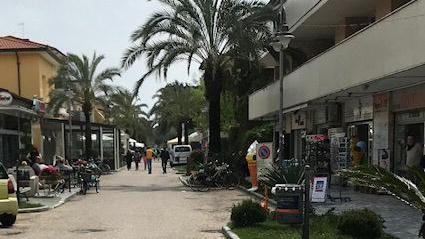 Al via Marina in Fiore alcuni negozi protestano