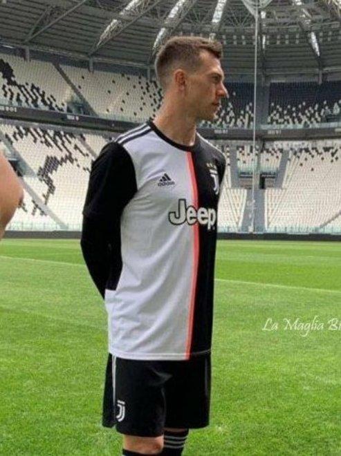 La Juve cancella le strisce sulla maglia I tifosi contestano la scelta sui social