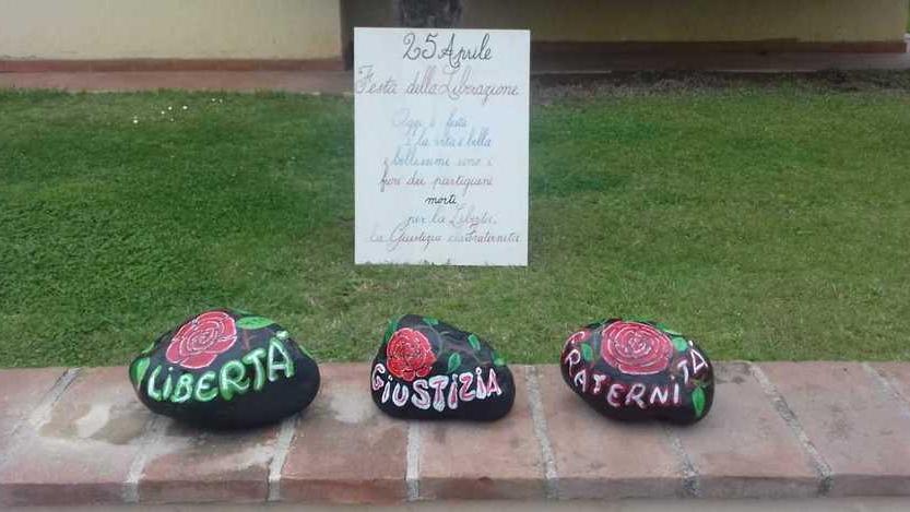 Parole dipinte su sassi L’omaggio al 25 aprile del preside Di Fiore
