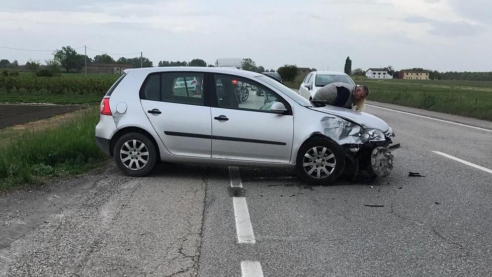 Scontro tra auto, due feriti
