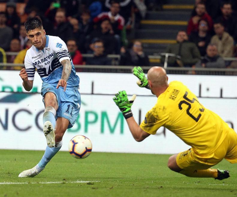 La Lazio vola in finale E San Siro fischia un Milan deludente 