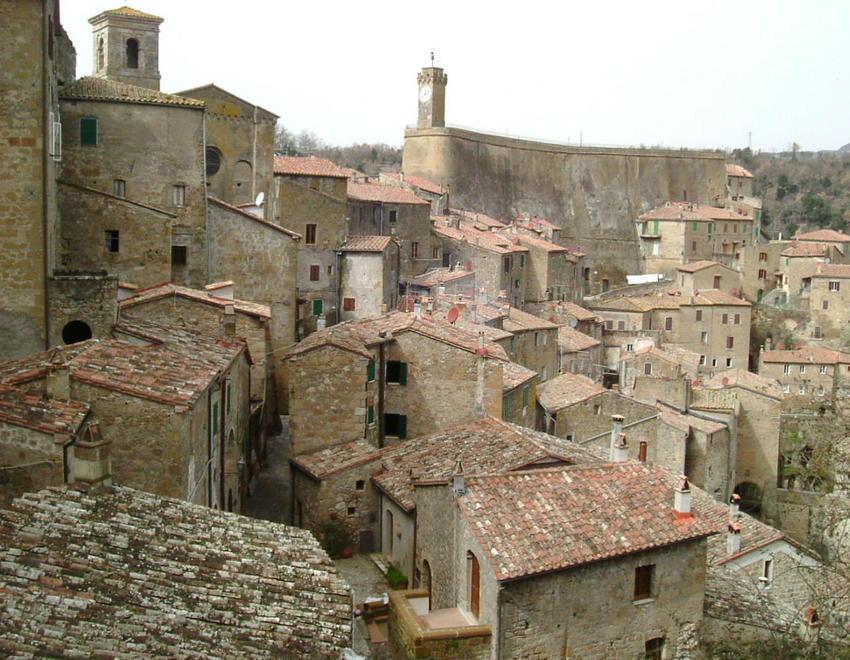 Dagli Etruschi agli Orsini, poi i Medici: ecco Sorano, il borgo costruito sul tufo  
